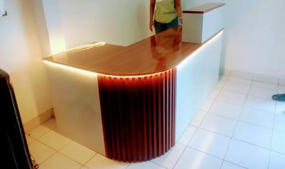 Meja Resepsionis woodgrain glossy and cream glossy 160cm x 100cm x60cm