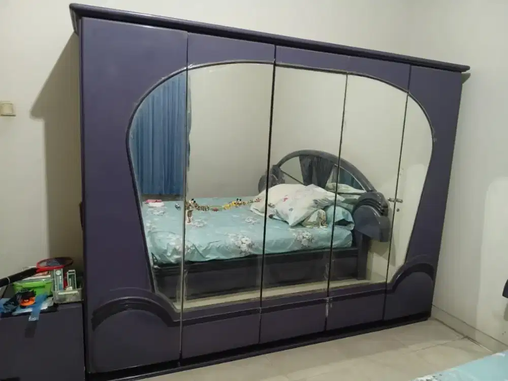 Ranjang 200 m dan lemari pakaian 5 pintu