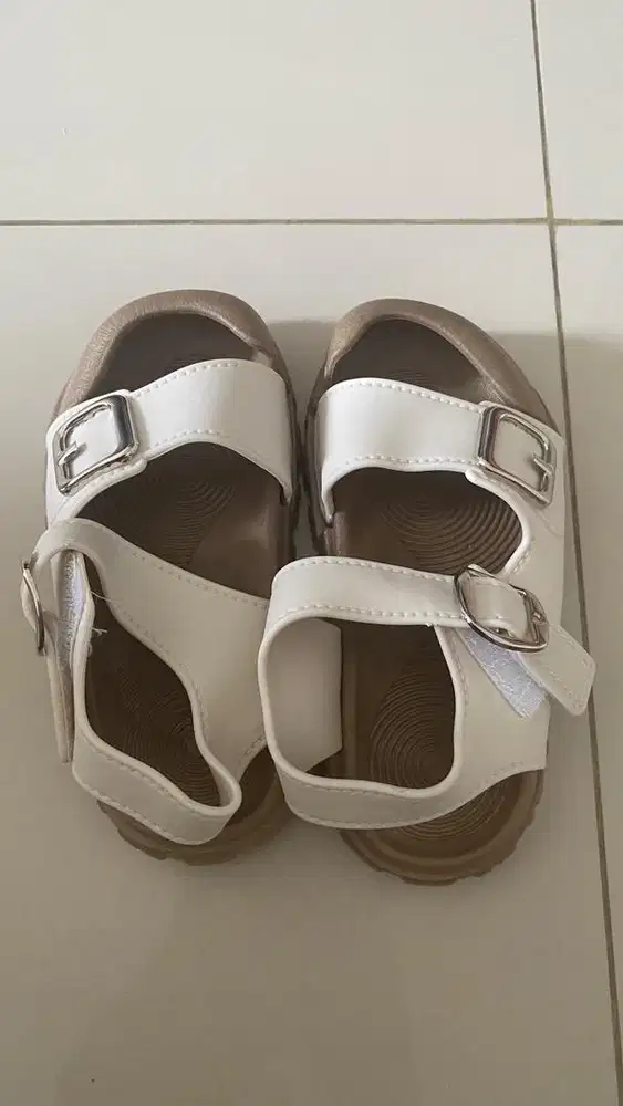 Sepatu sandal anak
