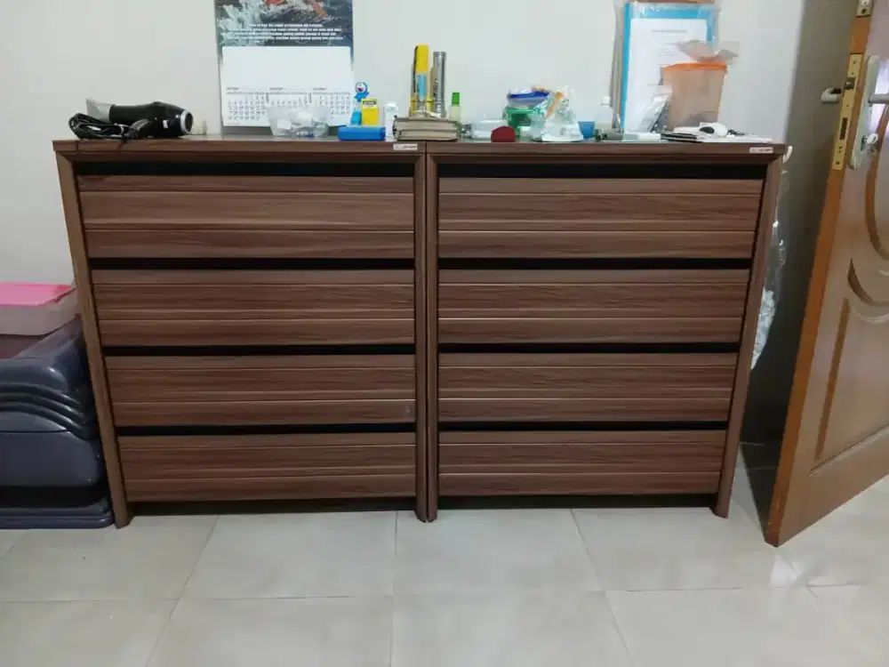 Lemari pakaian warna coklat