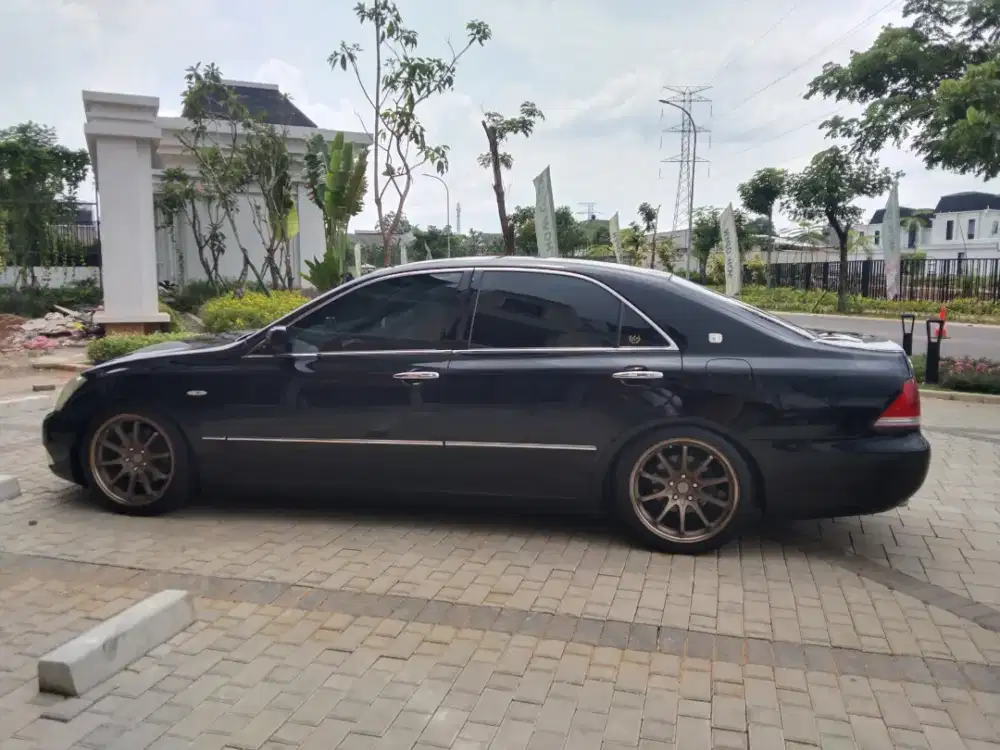 TOYOTA CROWN ROYAL SALOON HITAM AT 2005