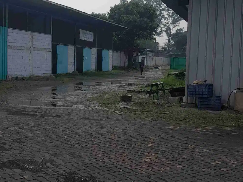 Gudang di pusat kota dekat fasilitas