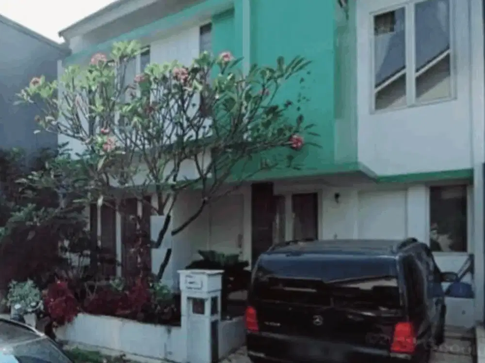 HOT SALE Rumah Dengan Halaman Belakang Luas Di Emerald Bintaro