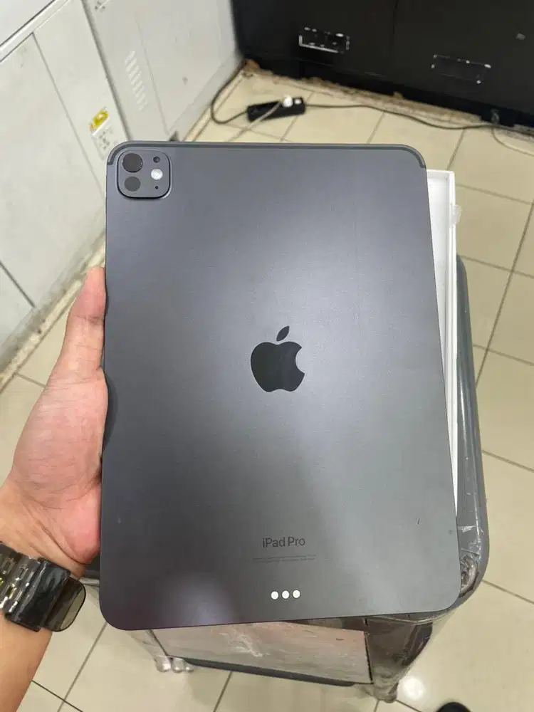 iPad pro m4 256GB wifi only like new