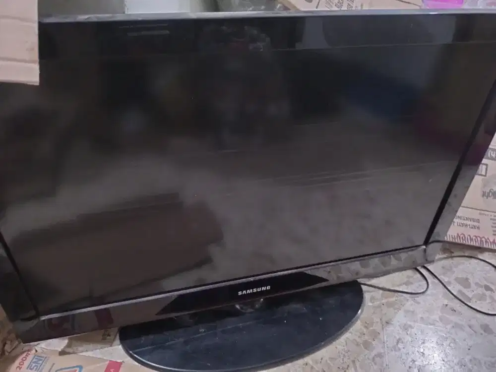 DIJUAL 2 TV LCD bekas ukuran 32 dan 24
