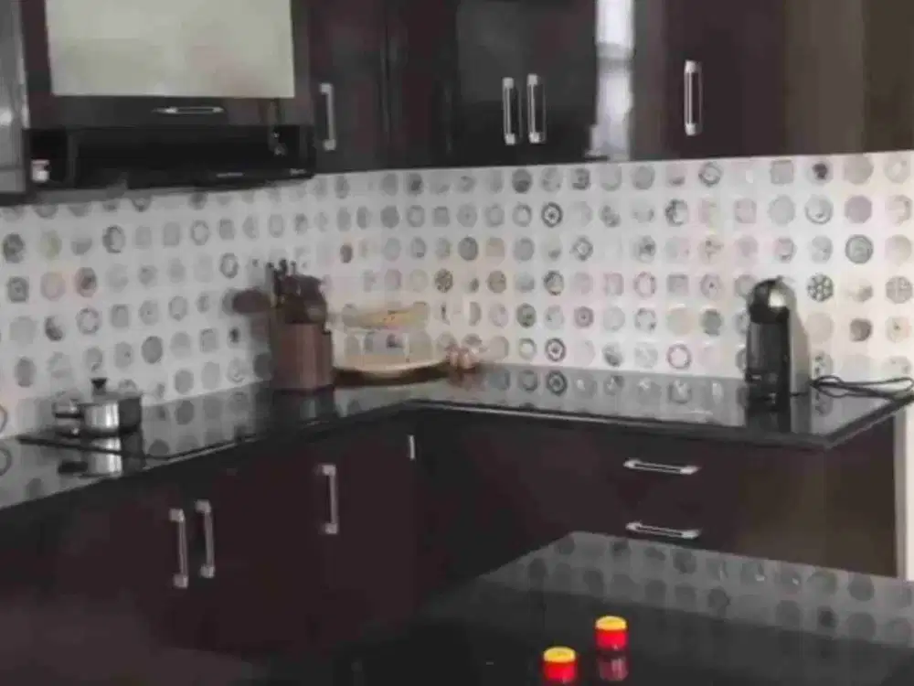 Dijual Rumah dengan Kolam Renang