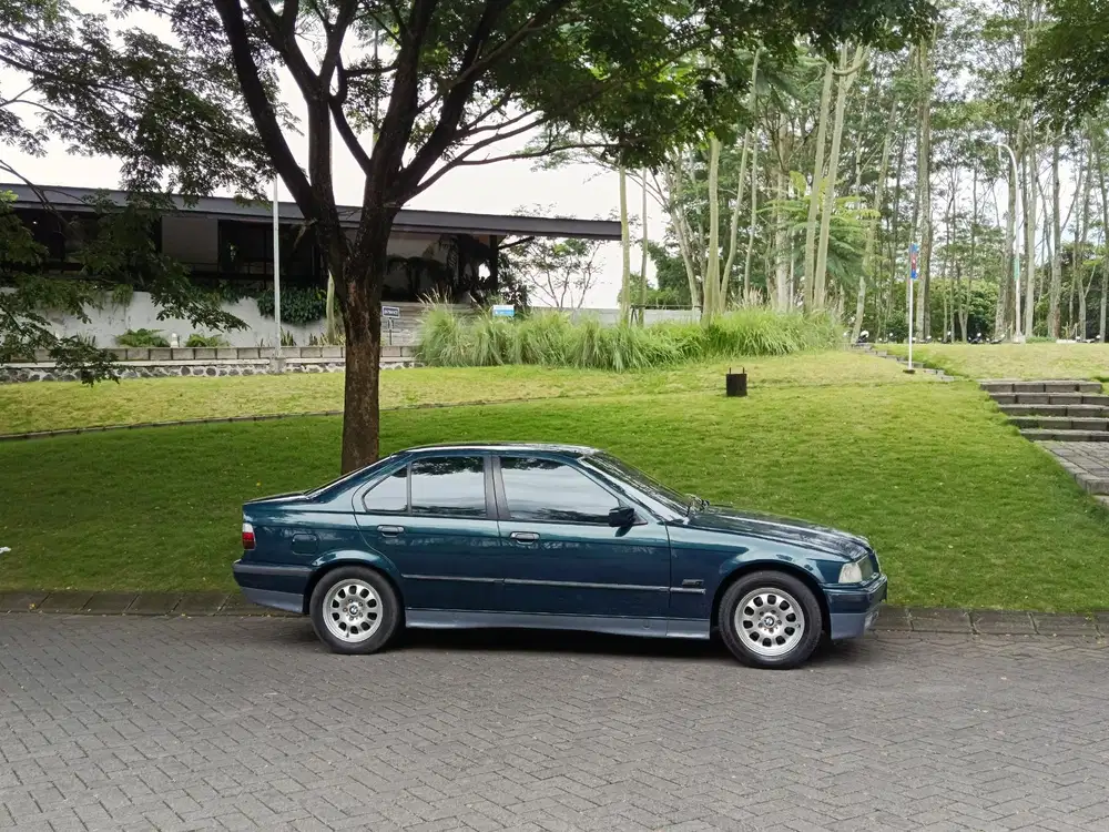 BMW 318i 1996 Bensin