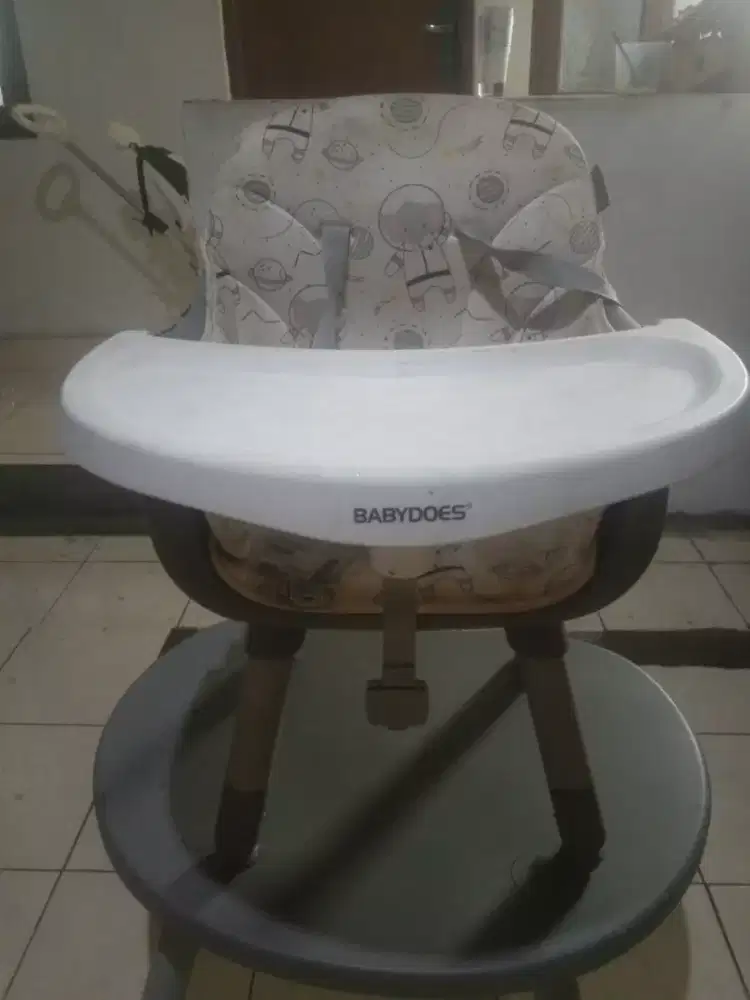 Baby Chair merk Baby Does, komplit dengan mejanya