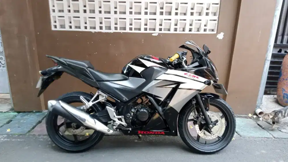 cbr 2015 terawat mesin bagus body orisinil