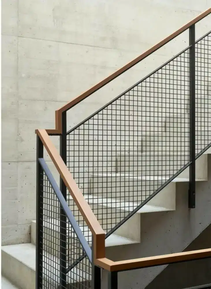 Railing balkon dan tangga expanda pegangan kayu rangka hollow holo