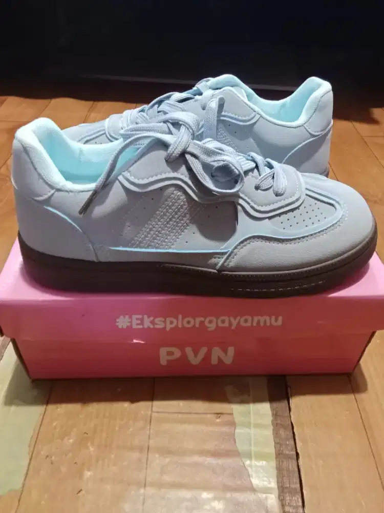 Sepatu sneakers PVN