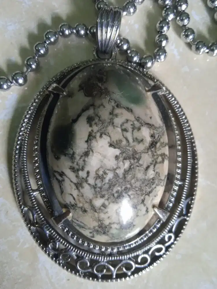 Kalung batu akik bergambar wajah orang