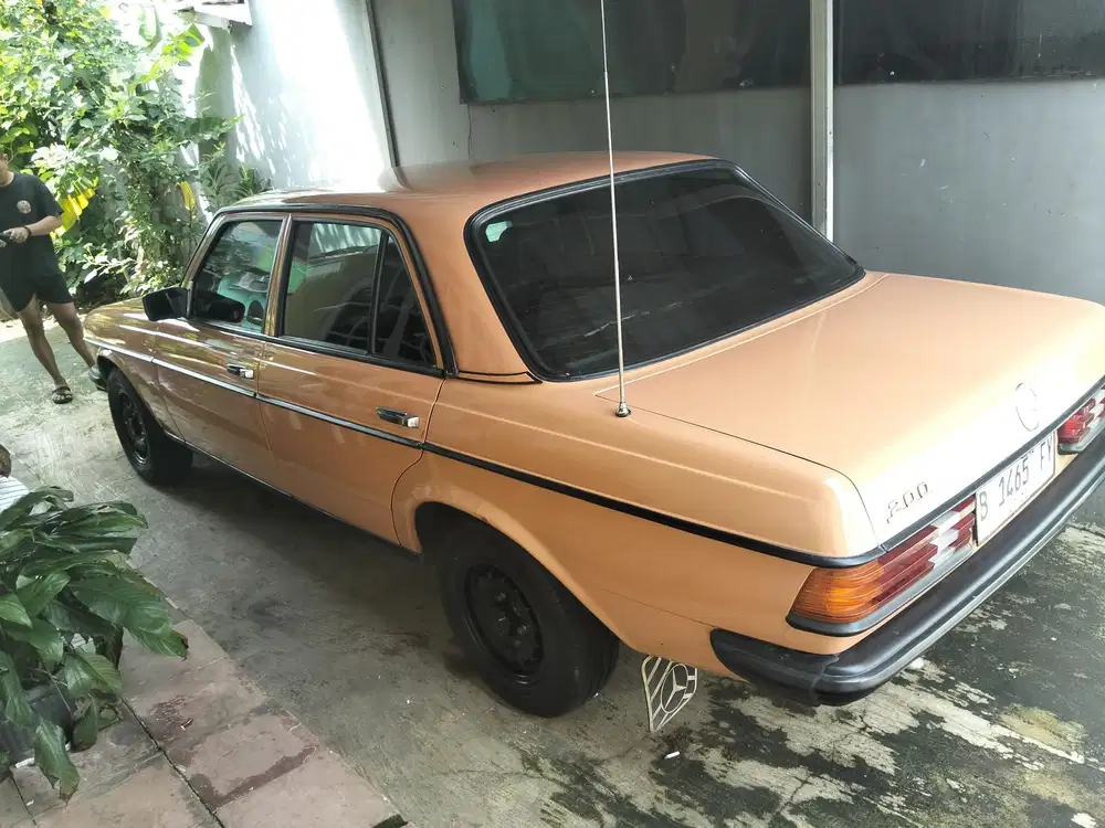 Mercedes-Benz 200 1982 Bensin
