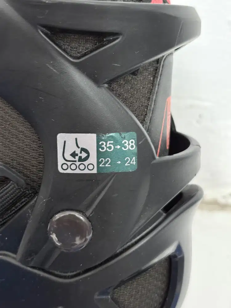 Sepatu skate berusia tiga tahun dalam kondisi sangat baik ukuran 35-38