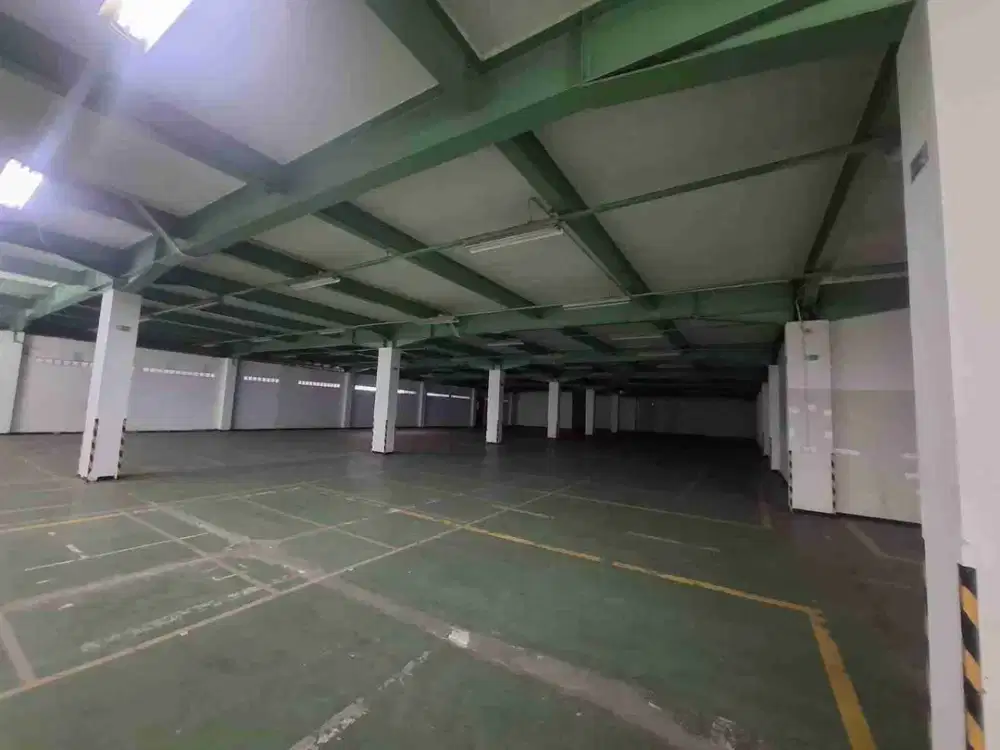 gudang lyas di kawasan industri pulo gadung jakarta timur