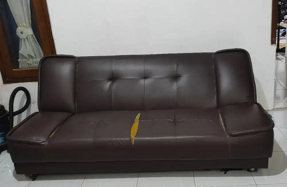 Sofa bed kulit empuk, nyaman