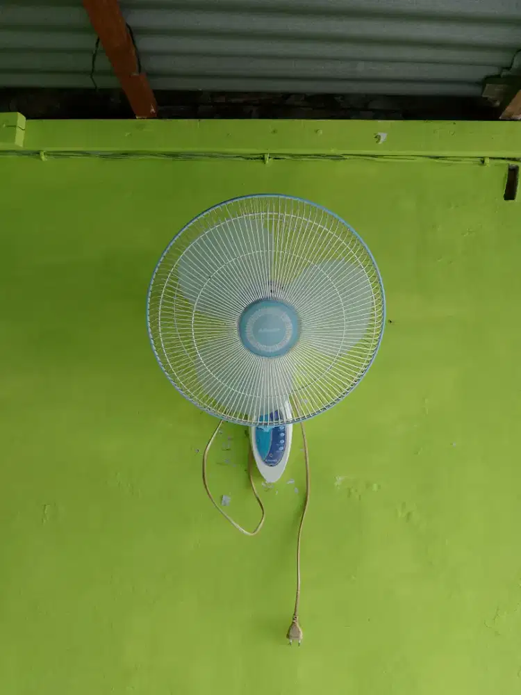 Kipas angin dinding merk Miyako 16 inc pakai remote