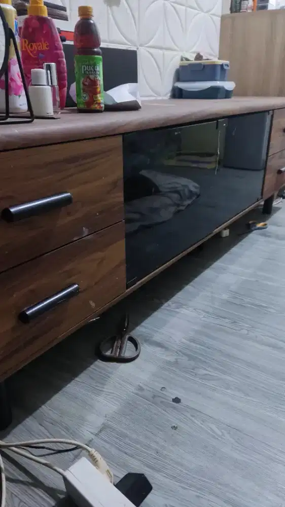 Rak TV informa Morgen warna cokelat walnut