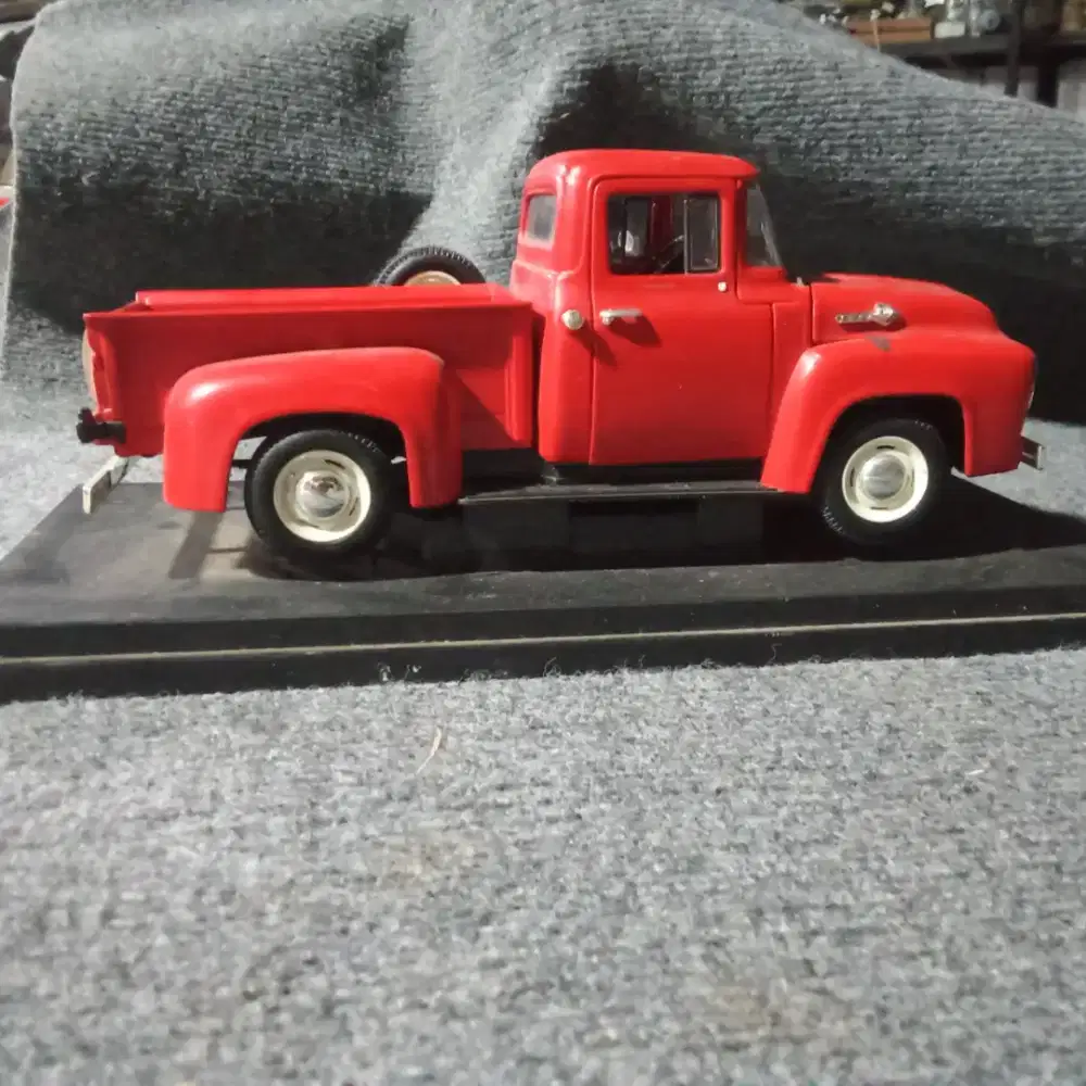 Diecast FORD, material besi