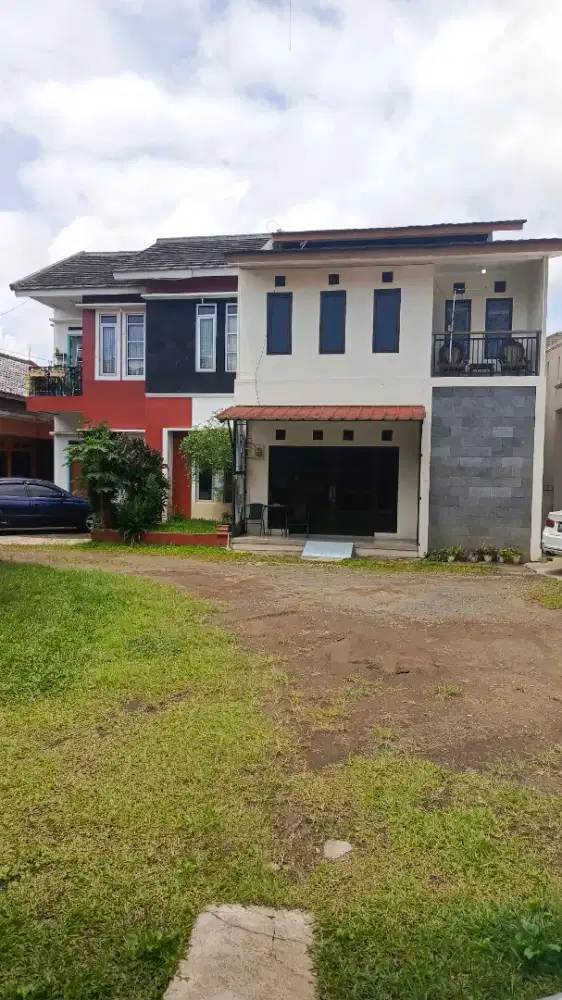 Di sewakan rumah di setra murni atas sarijadi bisa sewa harian