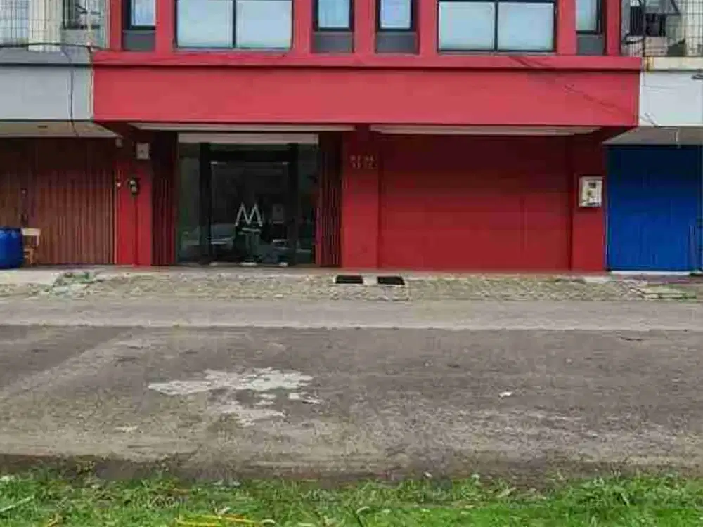 Ruko Gandeng. Rapi. Hadap Jalan Raya. Bebas Banjir. 3 lantai.