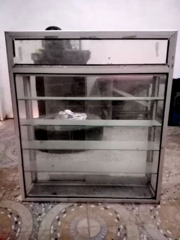 Etalase kaca rkk