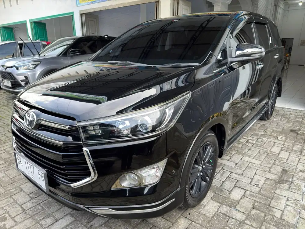 Innova 2.4 Venturer Diesel Automatic 2017 Hitam