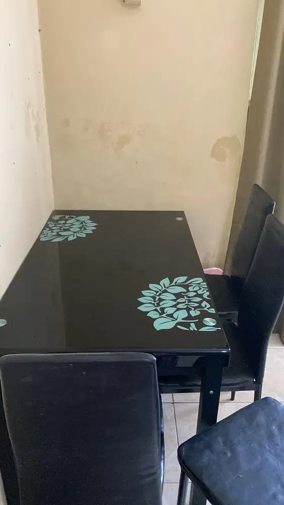 Set Meja Kursi Makan 4 Kursi