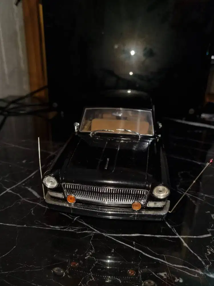 1/18 1958 RED FLAG LIMOUSINE CA770 CHRYSLER