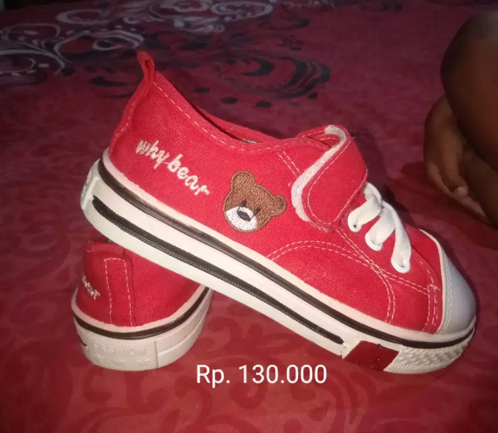 Sepatu anak merah lucu