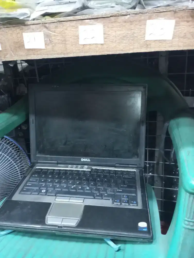 Laptop merk Dell tipe lama (lupa tipe) dan adaptor