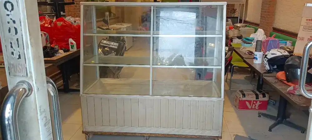 Etalase Kaca Siap Jualan