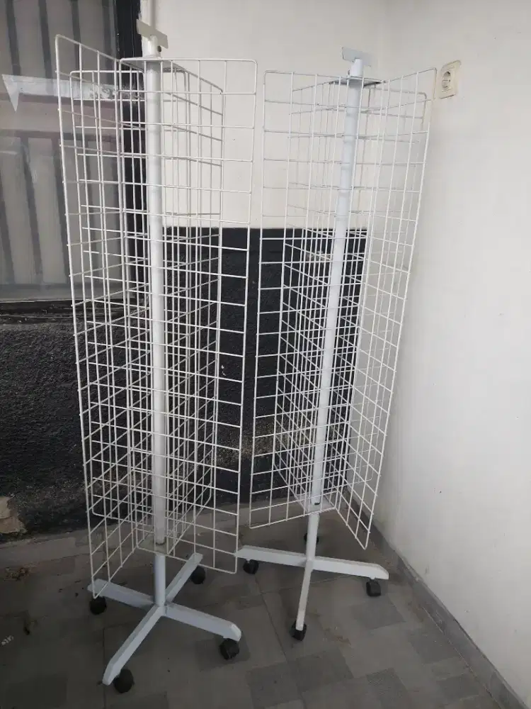 Rak Display Gantung Wiremesh Putar