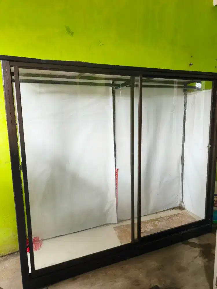 Satu Set Etalase Kaca Second – Kondisi Baik & Siap Pakai