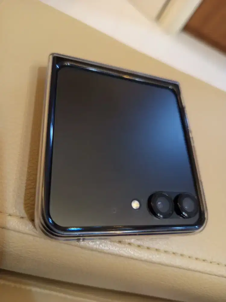 Samshng Z Flip 5 512GB Sein Minus layar