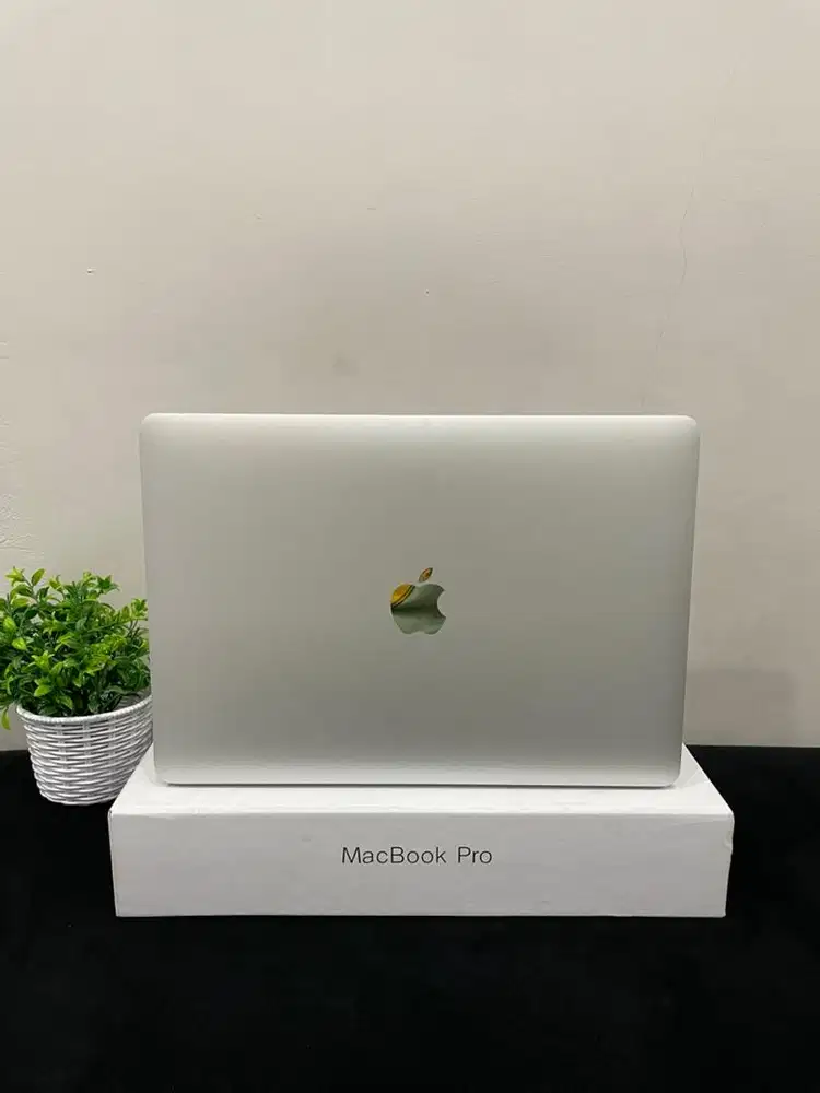 MacBook Pro 2017 13inch 8/512 Core i5 Lengkap