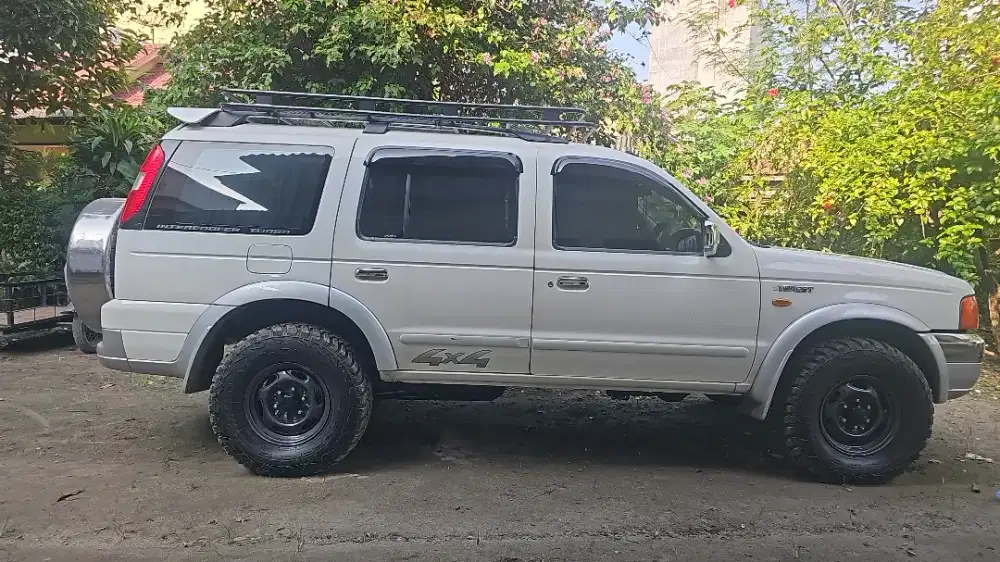 Jual cash Ford Everest TDI Xlt 2,4 4x4 Manual Warna Putih Tahun 2006