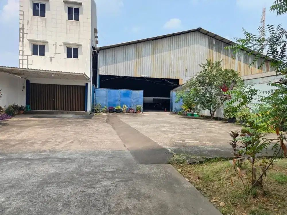 Gudang siap pakai muat kontainer lokasi pinggir jalan besar