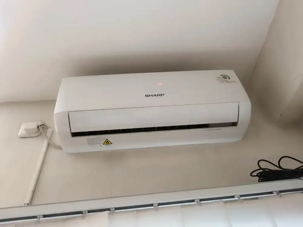 AC SHARP 1/2 PK like new