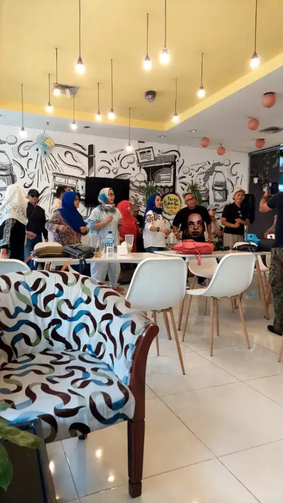 Waiters atau pelayan resto