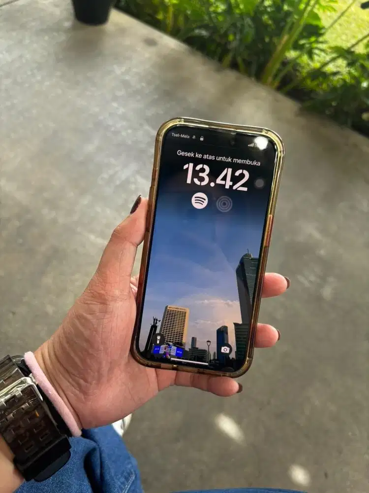 Iphone 15 pro 128gb putih metalik