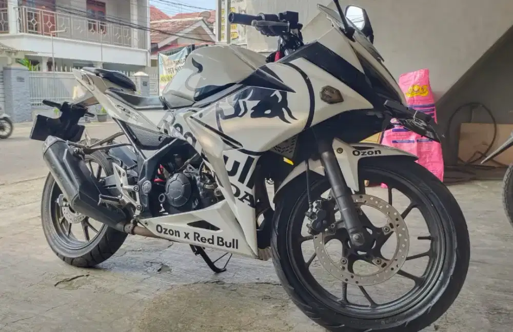 MOTOR HONDA CBR PUTIH 2018