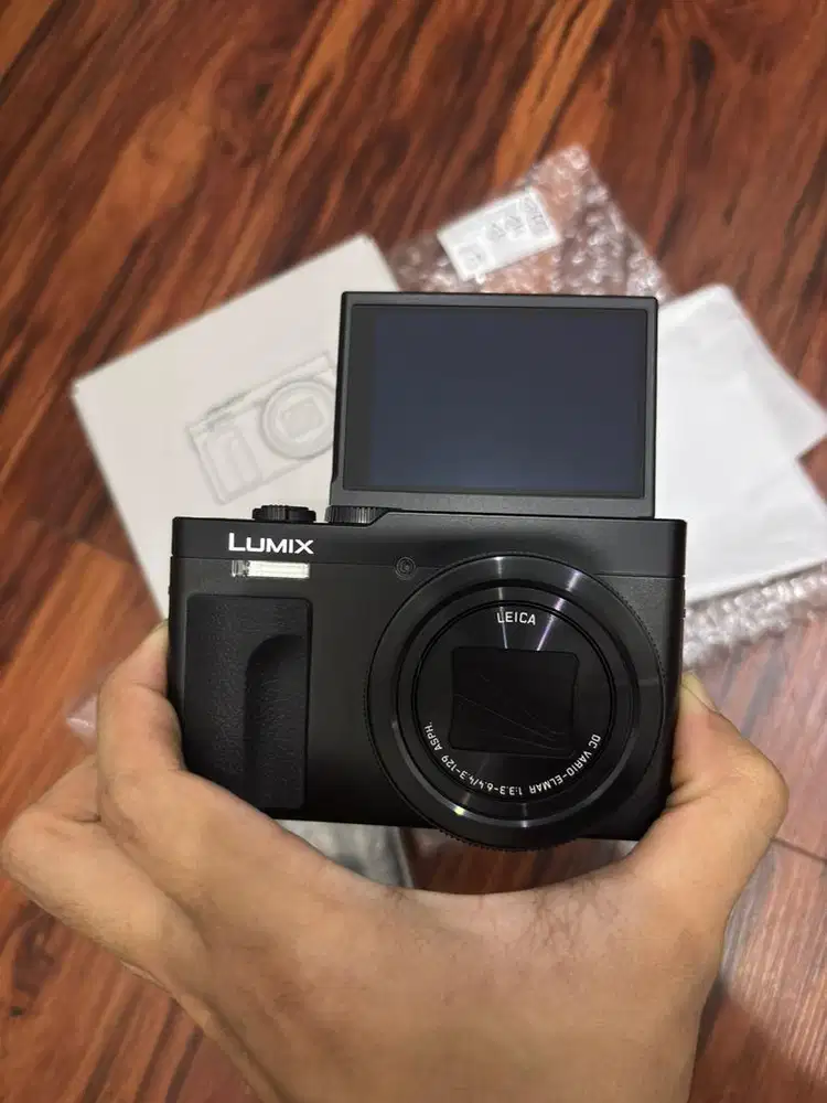 Panasonic Lumix TZ99  (Leica lens)