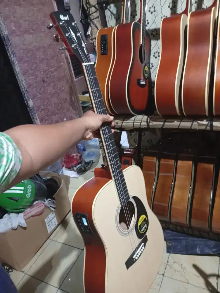 Gitar akustik elektrik tuner