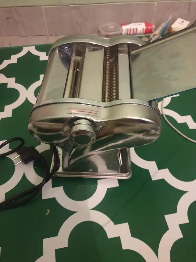 Mesin pembuat pasta otomatis