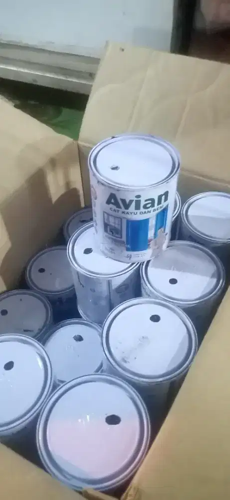 Cat Avian besi dan kayu