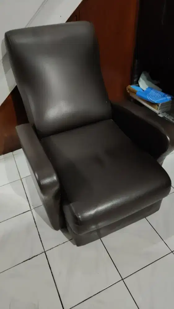 Jual kursi bekas pijat. Masih bagus. Bisa buat duduk2 santai