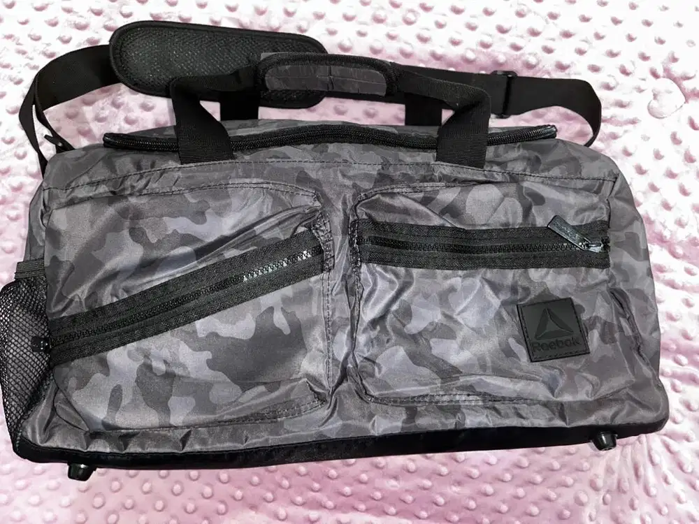 Tas Gym Parasut Reebok Warna Abu-Abu Motif Camouflage (Preloved)