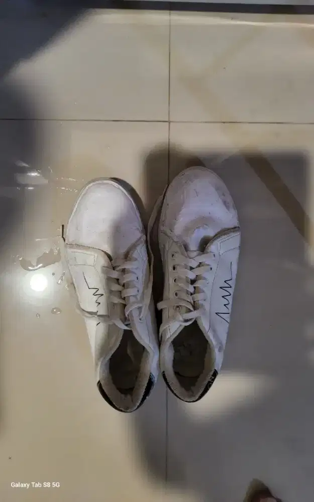 Sepatu Putih Pria