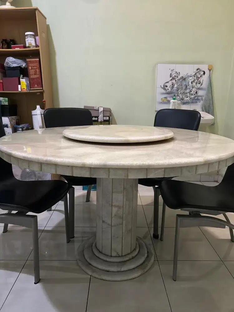 Meja makan marmer